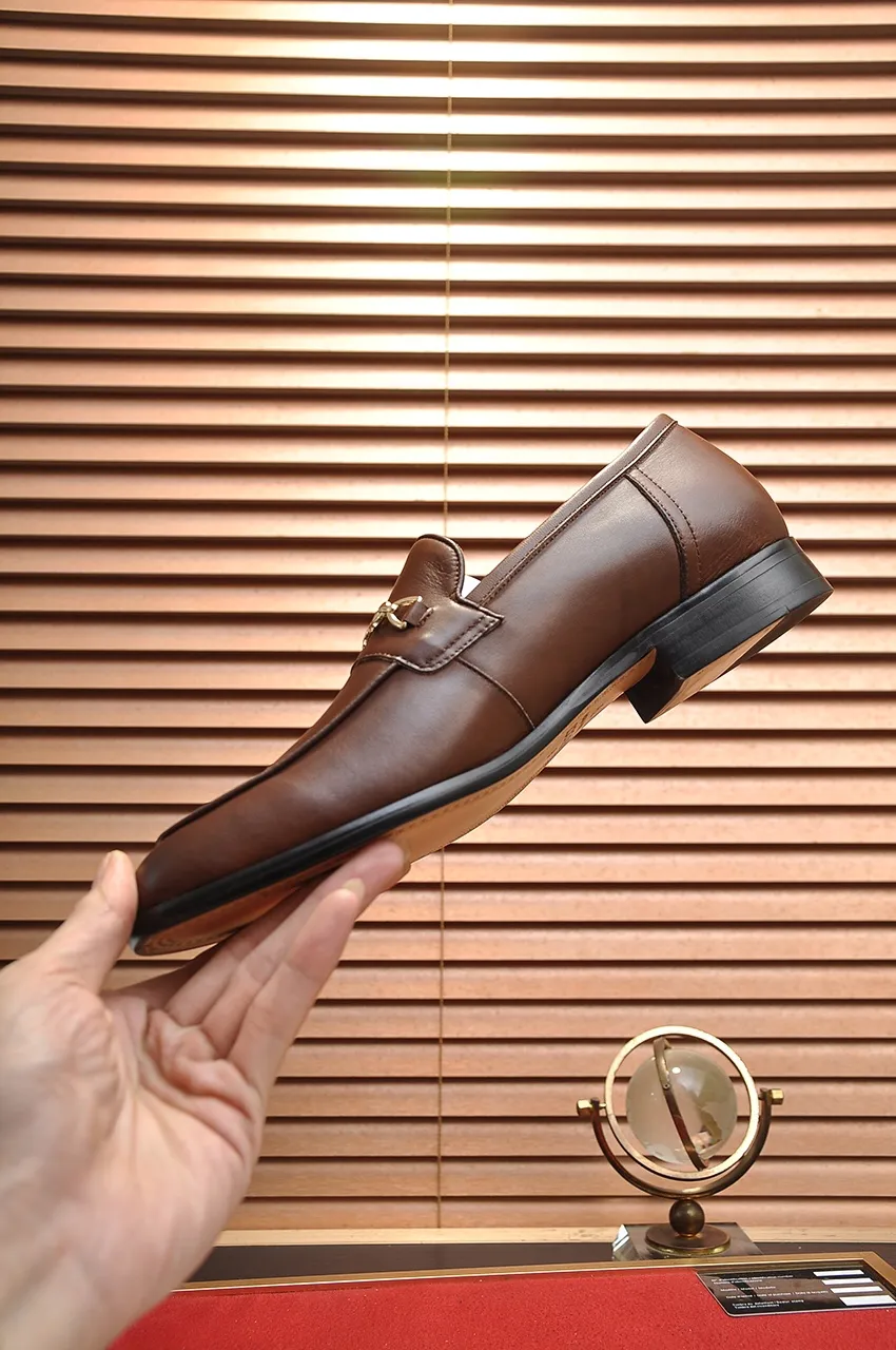 Men's shoes💰500💶Italy's top luxury men's shoe giant (GUCCI) (Gucci) (full cowhide lining) new arrival🍃Original European style🔰 Pleasant to the eye😍In order to make the shoes more durable and non-deformable🌀The production continues to follow traditional methods but there is still no lack of innovation💪Choose original sheepskin for the leather♻️ Smooth and natural And extra bright ⭐Made of imported cowhide, the first choice of rich people 38-45 (45 customized)